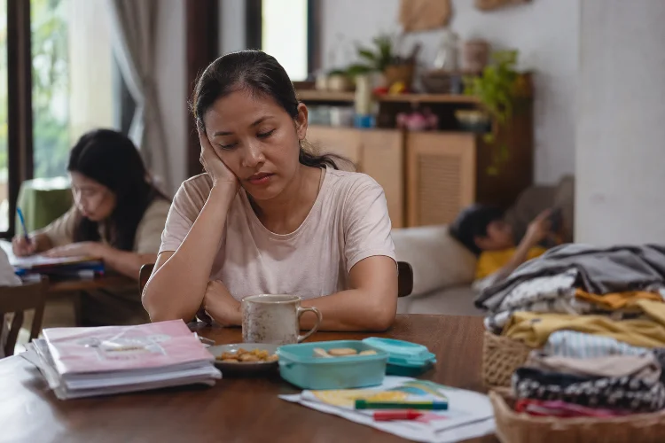 Mengapa Ibu Sering Merasa Bersalah Meski Sudah Berusaha?