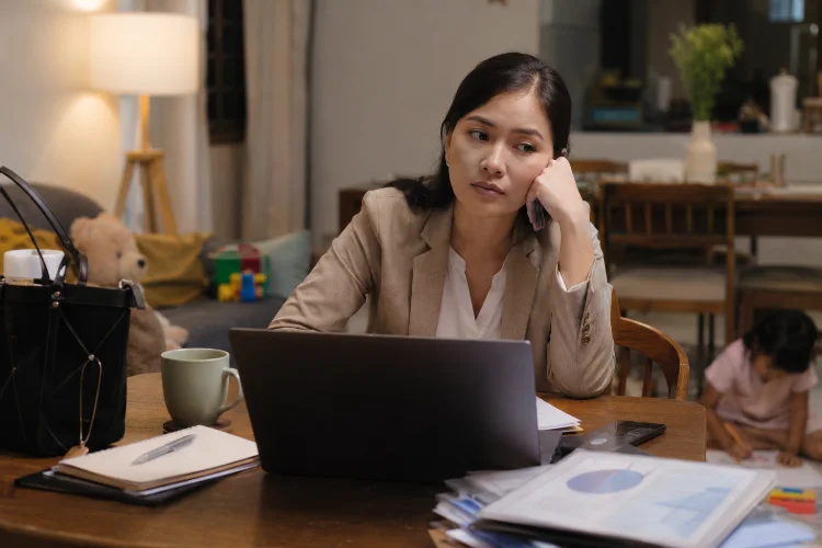 Perempuan Bekerja dan Rasa Bersalah yang Sering Datang